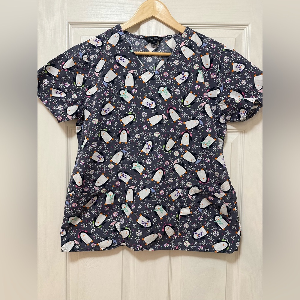 Zoe & Chloe size Medium Women’s Scrub top with Penguins